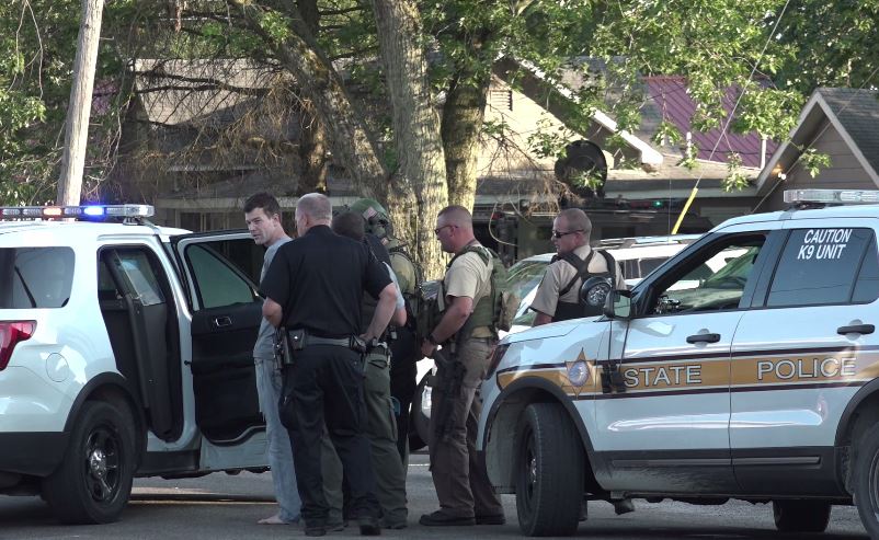 Illinois Leaks Video Police Standoff Ends In Arrest Marshall Il 6410